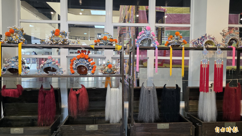 「戲巢」展示歌仔戲服飾。（記者洪瑞琴攝）