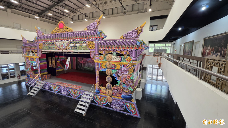 原台南舉重館轉型的「戲巢」，挑高空間搭建大型戲台，相當醒目。（記者洪瑞琴攝）