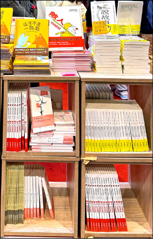 在台北國際書展中，賴總統一口氣買3本《敵人》。（高依汾攝影）