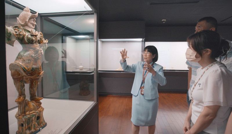資深導覽志工王雪吟自嘲「白髮宮女」。（公視提供）