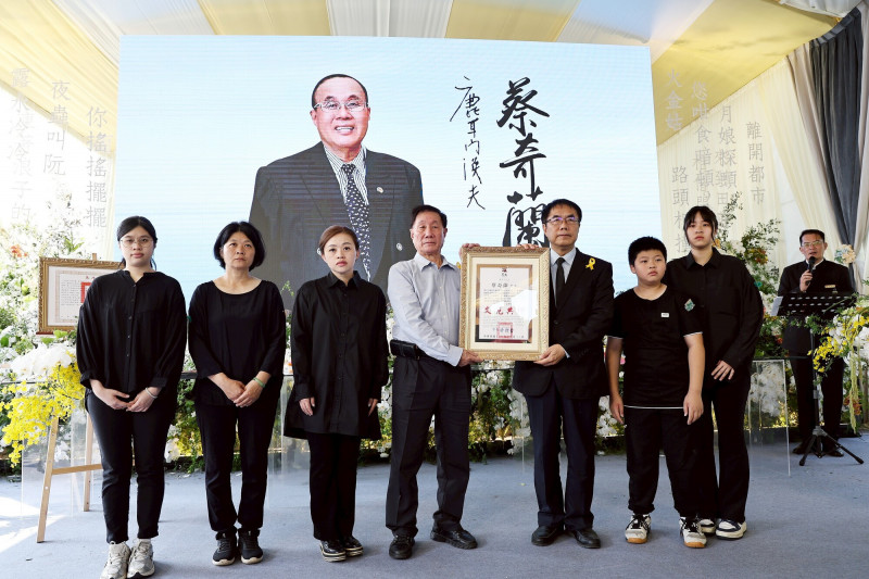 台語詩人蔡奇蘭辭世 黃偉哲頒卓越市民褒揚