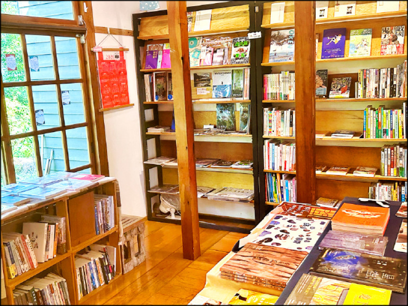 旅人書店被書包圍的角落。