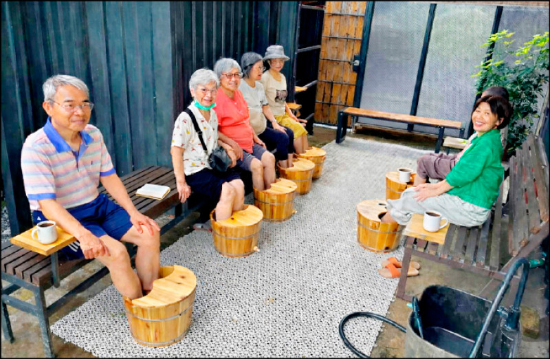 駅本屋半戶外的長板凳，可以一邊閱讀、一邊泡溫泉足浴。