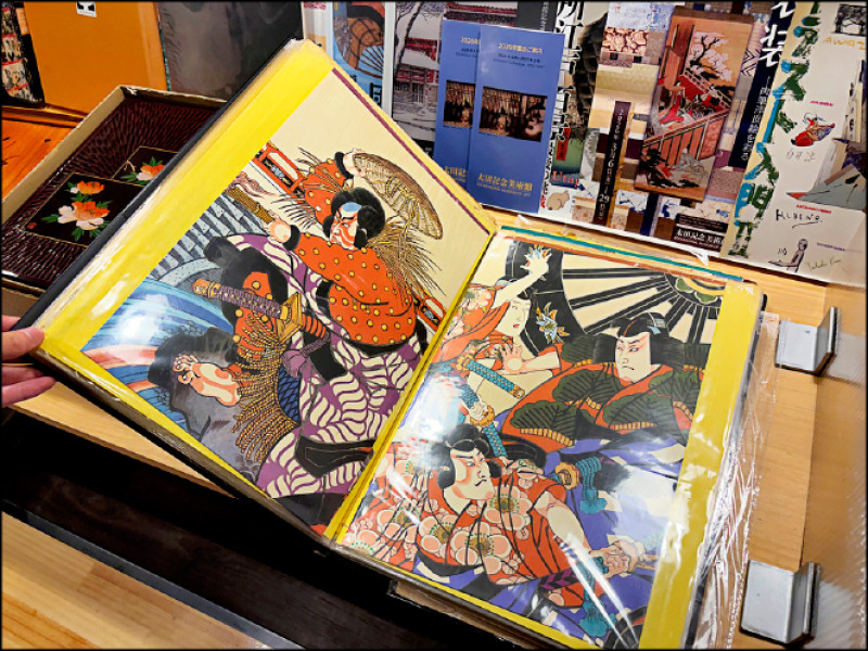 駅本屋店內可購藏的浮世繪版畫。
