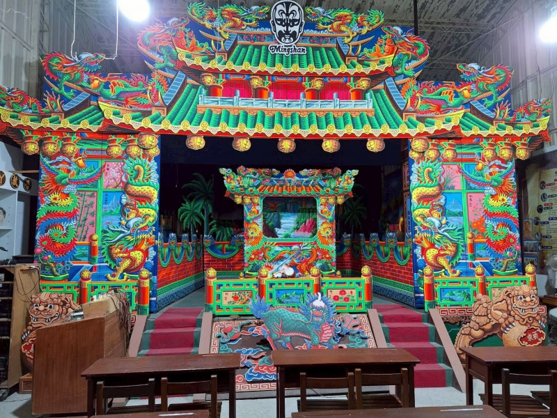 到「陳明山布袋戲佈景工作室」可瞭解布袋戲文化。（嘉義縣文化觀光局提供）