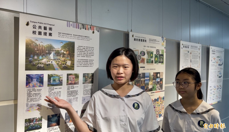屏科實中國一學生吳孟萱（左）在公共藝術校園提案設計「夢的聲音」、右為設計「安靜世界」的何芮安。（記者羅欣貞攝）
