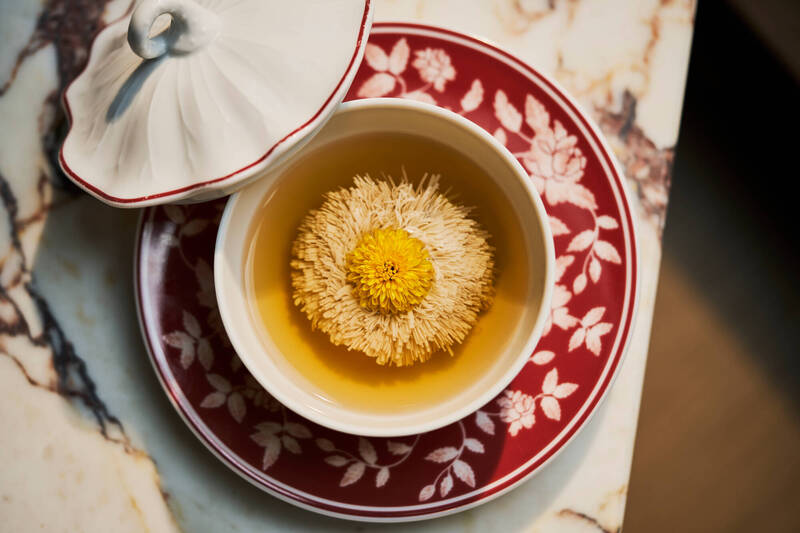 「菊花豆腐甜湯」豆腐如絲綻放，展現細膩刀工之美。（臺北嘉佩樂酒店提供）