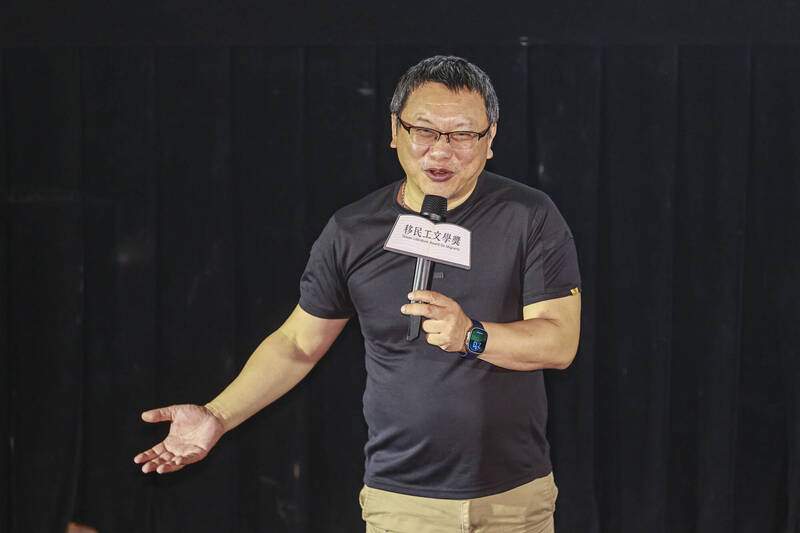 瀚草文創董事長湯昇榮（圖）14日出席第11屆移民工文學獎徵件開跑記者會，期望透過文學獎累積的深厚文本，讓這些扎根台灣的異鄉故事轉化成引起國際共鳴的影視作品，讓世界看見台灣多元包容的創作能量。（鄭清元攝，中央社提供）