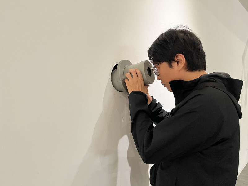 藝術家林書楷於《展板內文明-萬花筒城市》牆面安裝特製萬花筒。（台南生活美學館提供）