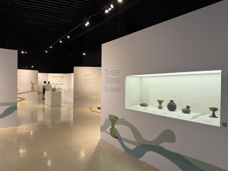 「靜土有聲：台日古代文物對話特展」6大主題展區，將文物、影像、模型與數位互動裝置交織出層層文化肌理。（十三行博物館提供）