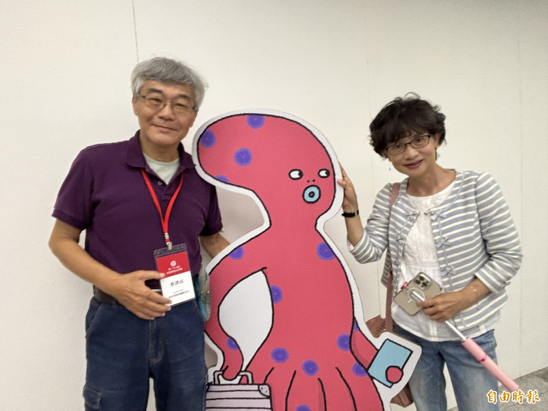 70歲亞洲大學數學系退休教授蔡澤民（左）以《會存時間的蟾蜍先生》獲得兒童文學組佳作，他笑說太太林素珍（右，彰師大教授）才是兒童文學專家。（記者林曉雲攝）