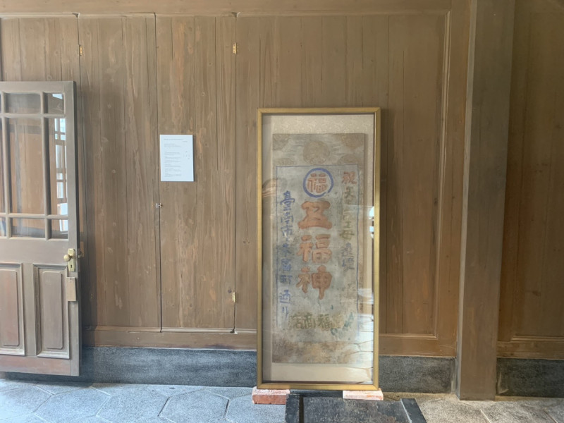 展覽有幅100年前運河開通媽祖遶境旗織。（南市文化局提供）