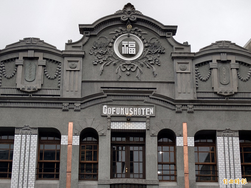 「五福商店」立面為裝飾藝術（Art Deco）風格。（記者洪瑞琴攝）