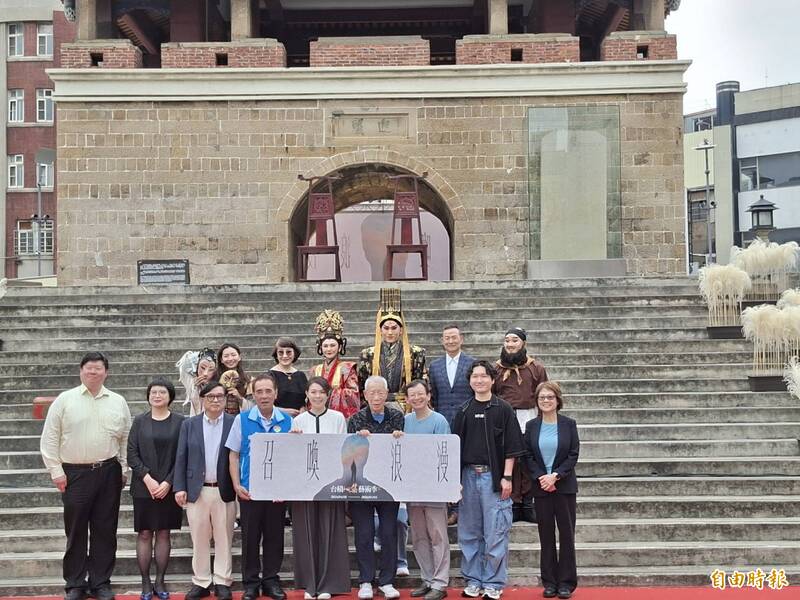 2026年台積心築藝術季登場，基金會邀吳興國魏海敏等人重現經典大戲「慾望城國」，在東門城下召喚城市浪漫，邀市民一起來參與藝術季活動。（記者洪美秀攝）