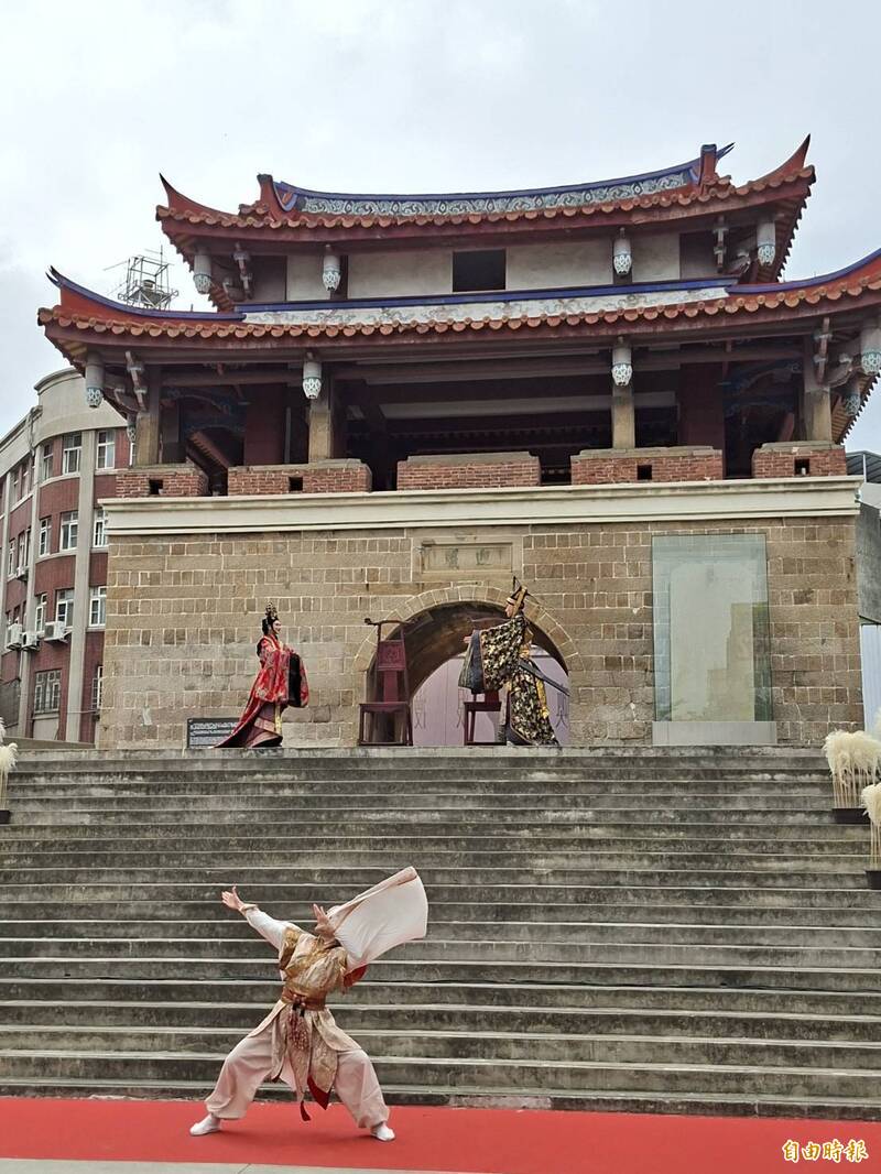 台積電文教基金會相隔20年再度邀請當代傳奇劇場回到新竹，以《慾望城國》作為開幕大戲，吳興國、魏海敏攜手新王朱柏澄及新后黃若琳傳承共演。（記者洪美秀攝）