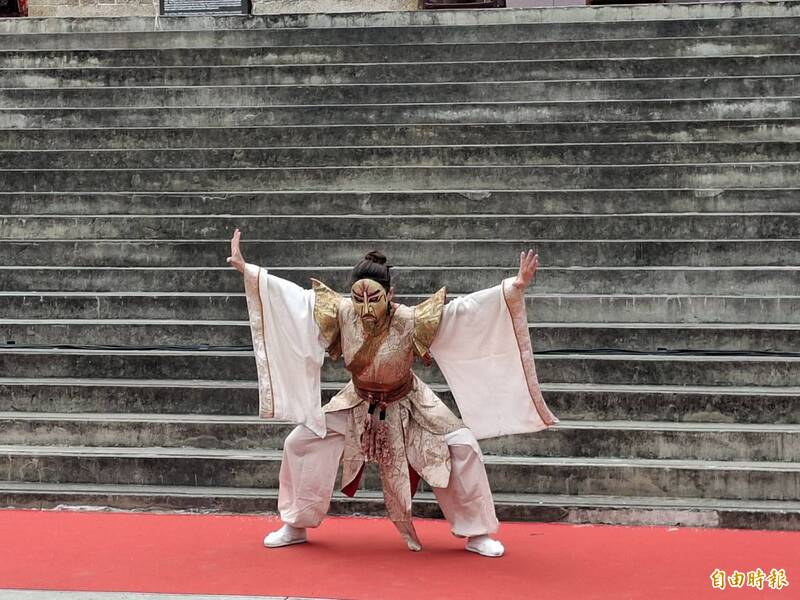 2026年台積心築藝術季登場，吳興國、魏海敏等人重現經典大戲《慾望城國》，在新竹市東門城下召喚城市浪漫。（記者洪美秀攝）