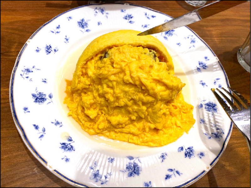 上桌後才用餐刀劃開成兩半的Pakkan蛋包飯是最有人氣的演出。（劉黎兒攝）