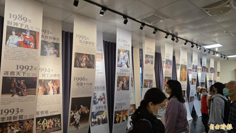 「戲巢」展示明華園歷來經典公演歷史，吸引民眾參觀。（記者洪瑞琴攝）