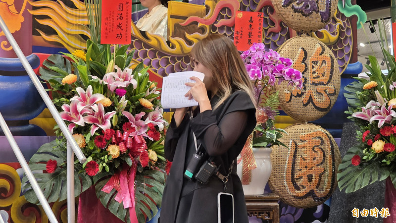 「戲巢藝術館」今日開幕慶典，執行長陳昭賢全場緊盯控場，神情專注堅定。（記者洪瑞琴攝）