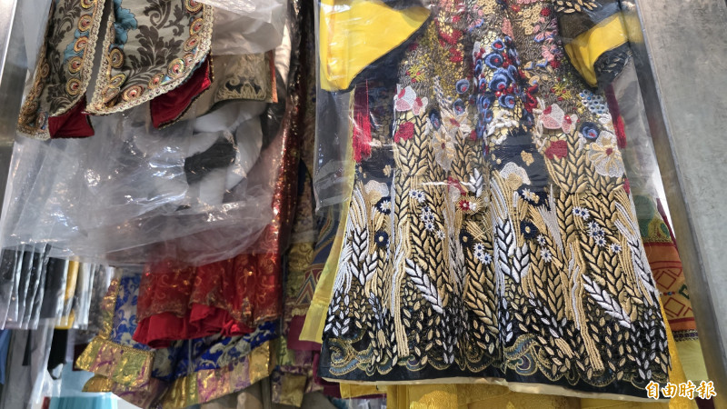 李府千歲戲服，細膩刺繡與華麗工藝。（記者洪瑞琴攝）