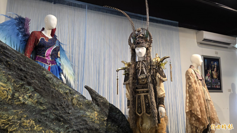 《孫翠鳳和她的男人們》是孫翠鳳揣摩男性角色，大半生舞台詮釋各式人物的心路歷程，2樓展間展出歷年公演華麗戲服。（記者洪瑞琴攝）