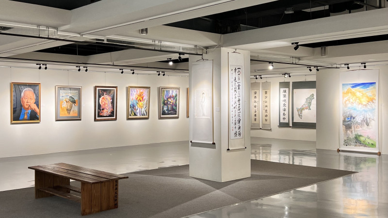 台南市文藝作家協會會員聯展展出88件作品。（新營文化中心提供）