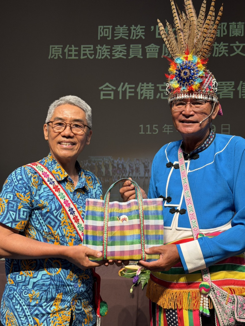 原文發中心主任邱黃肇崇與都蘭部落領袖徐寬平互贈信物。（原文發中心提供）