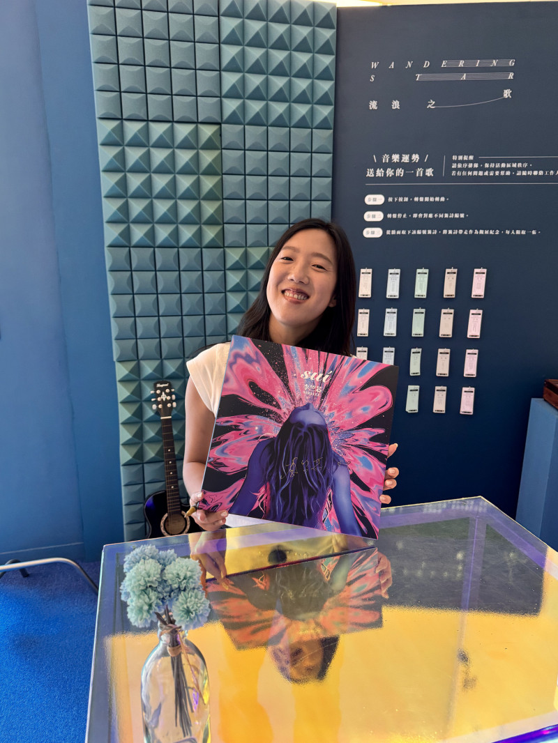 金曲歌后李竺芯將《Suí水》限量黑膠唱片，捐贈給許石音樂圖書館。（南市圖提供）