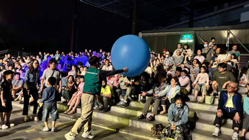 中國信託出動志工協助演出。（紙風車提供）