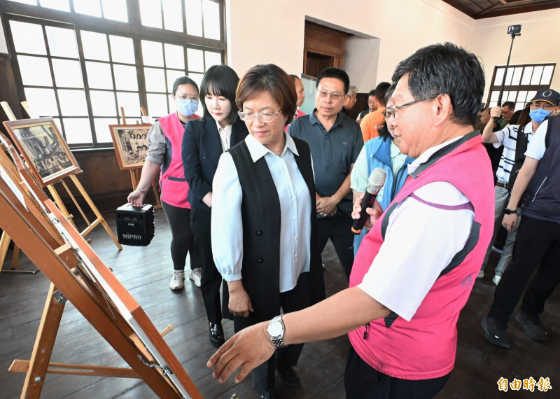 縣長王惠美（左）3參觀修復後二林武德殿。（記者陳冠備攝）