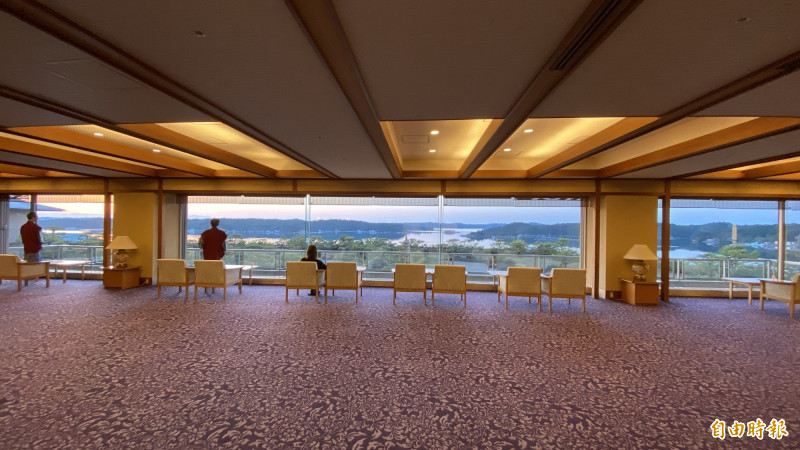 泡完溫泉在此休息，可欣賞英虞灣美景。（記者周幸叡攝）