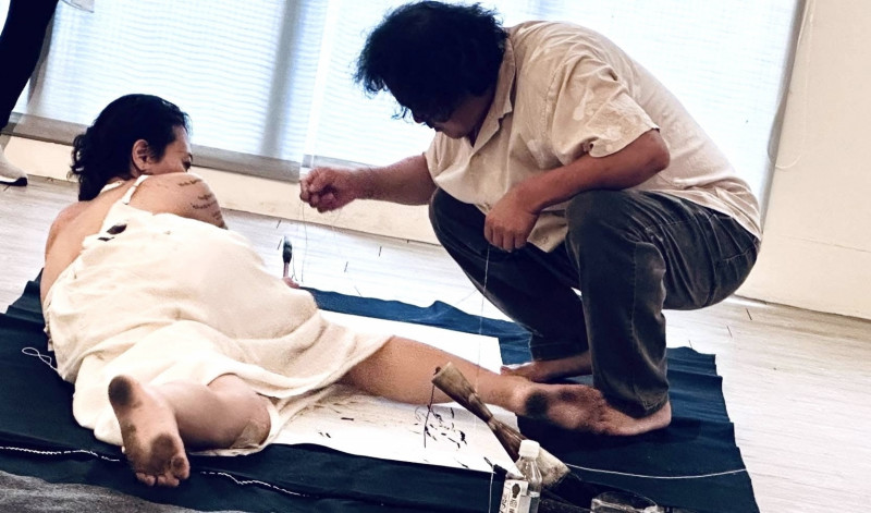 陳世憲「白天藍雲」個展 人體書法行為藝術吸睛