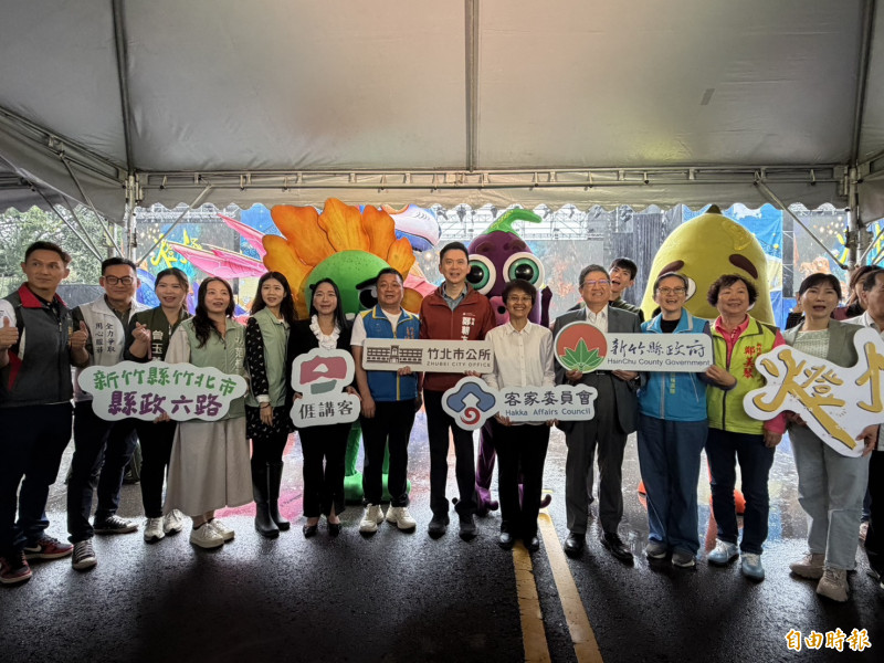 雖然天公不作美，今早雨勢不斷，客委會主席古秀妃、新竹縣長楊文科、竹北市長鄭朝方及各級民意，共同出席客家親子劇《燈怪》宣傳記者會。（記者廖雪茹攝）