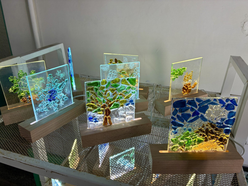 「千度迷璃展」在工藝家張雪鳳帶領下，運用玻璃媒材與回收再製概念，創作出兼具工藝技術與生活美感的多元作品。（民眾提供）
