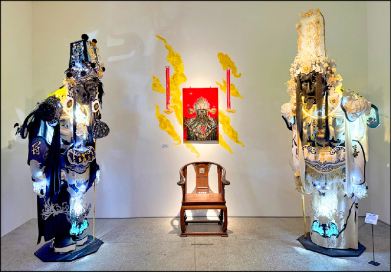 蔡濰任2019年作品〈烏面神─城隍〉（中）、李育昇2021年作品〈七爺八爺電氣神將系列〉。