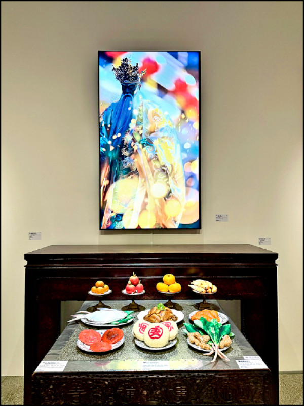 竹溪寺借展的上下桌、設計師的仙界傳說動態影像作品〈玉皇上帝〉。