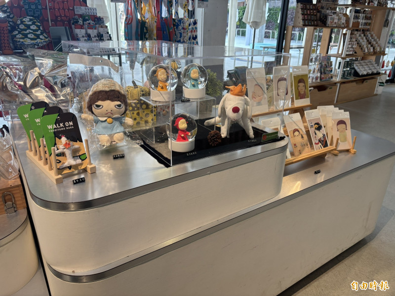 屏東縣立美術館日本當代藝術展「當繁花盛開」帶動週邊商品熱賣。（圖由屏東縣政府提供）