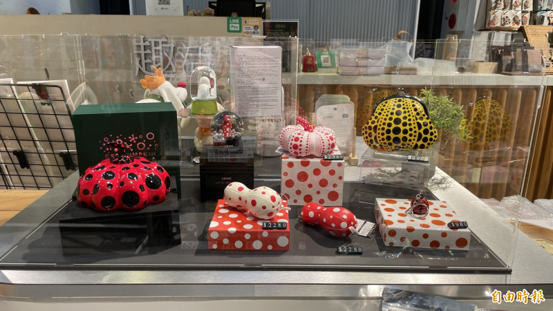 屏東縣立美術館日本當代藝術展「當繁花盛開」帶動週邊商品熱賣。（圖由屏東縣政府提供）