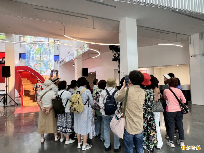 屏東縣立美術館開館首月，參觀人潮踴躍。（記者羅欣貞攝）