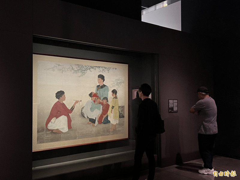 台灣第一位女性畫家陳進的作品「山地門社之女」借展自日本福岡亞洲美術館，為保護作品，每日僅限定開放3.5小時，供民眾參觀。（記者羅欣貞攝）