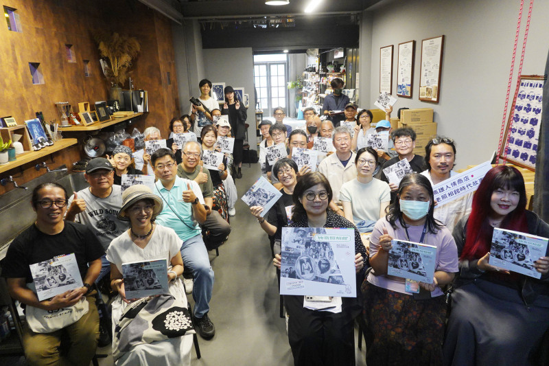 高市文化局出版《神奇照相館—高雄人情商店．老照相館時代故事》，今日下午在駁二典像濕版攝影工藝舉行新書發表記者會。（高市文化局提供）