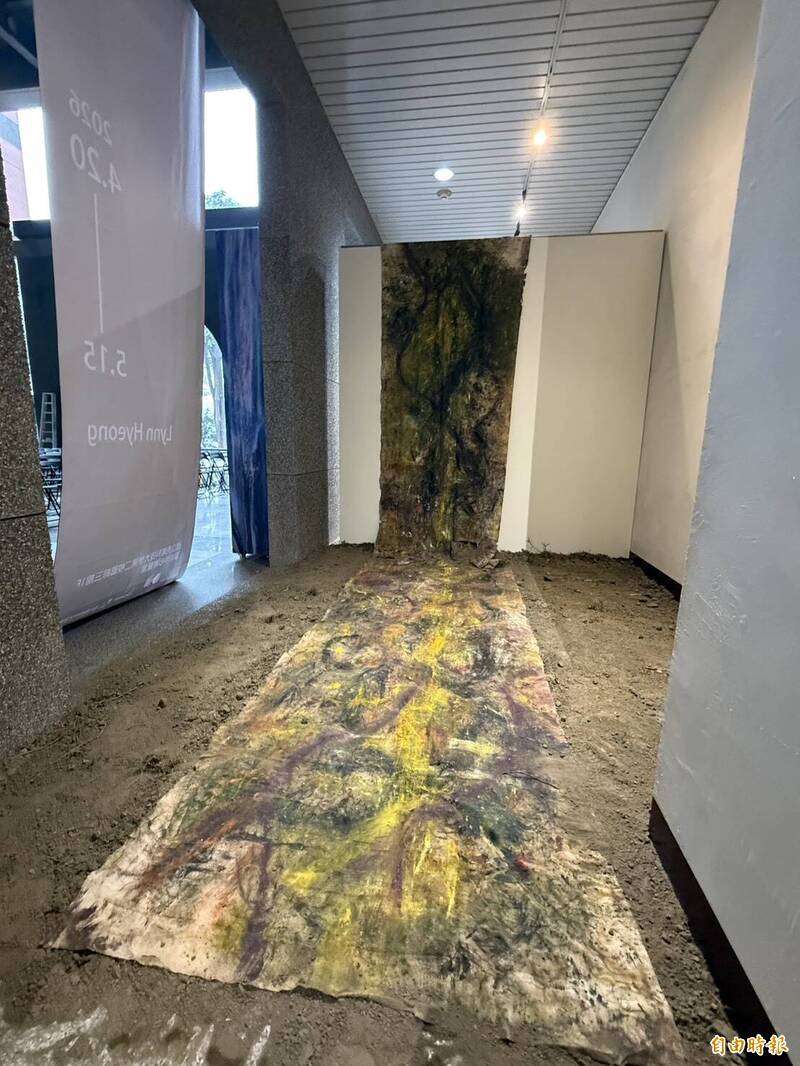 「混沌滲透：鯉魚之土」更是她在苗栗三義鯉魚村共同創作，以當地草葉紮成畫筆，透過雙手與泥土完成畫作後，再將畫布埋入土中。（記者李文德攝）