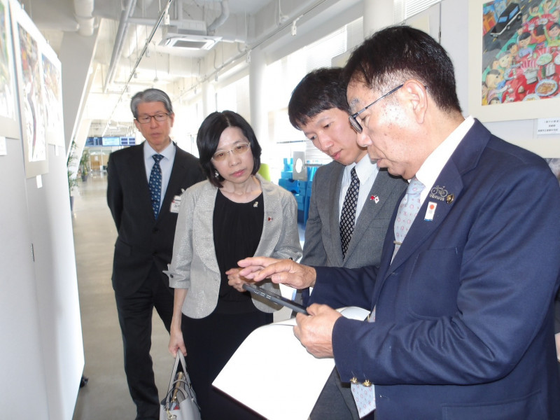 透過國中小學生作品聯展，促進日台城市間情誼。（日台文化藝術交流會提供）