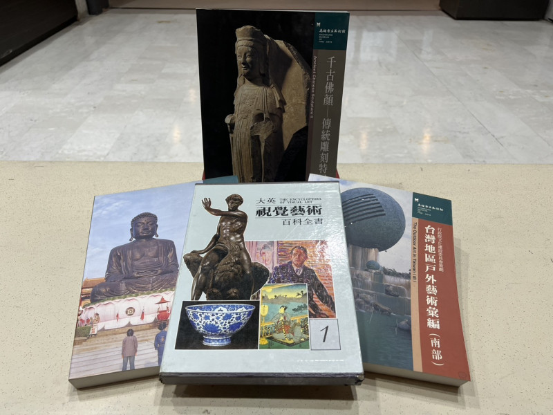 台南文化中心啟動藝術資源共享贈書行動。（南市文化局提供）