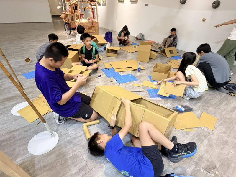 紙材創作引導做中學，建築教育走入生活。（台南生活美學館提供）