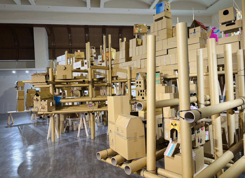 紙製城市展，學童打造充滿想像的創意都市。（台南生活美學館提供）