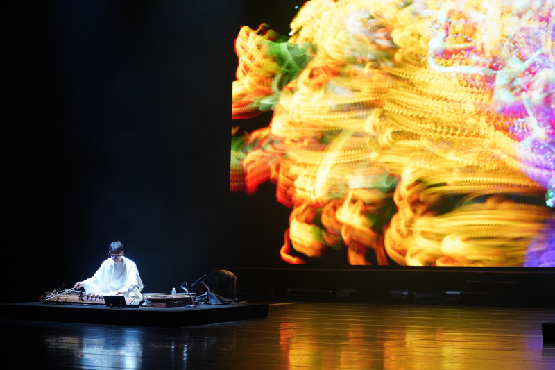 全劇透過MUTO獨特的影像美學、電子合成器與玄琴的交織，生動刻劃沈學奎與沈清父女情深的悲情與掙扎。（傳藝中心提供）