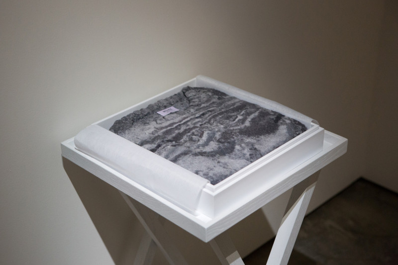 何采柔〈More〉乾衣機毛屑、木盒、木邊桌、烤漆，42×42×78公分，私人收藏，2016。（北美館提供）