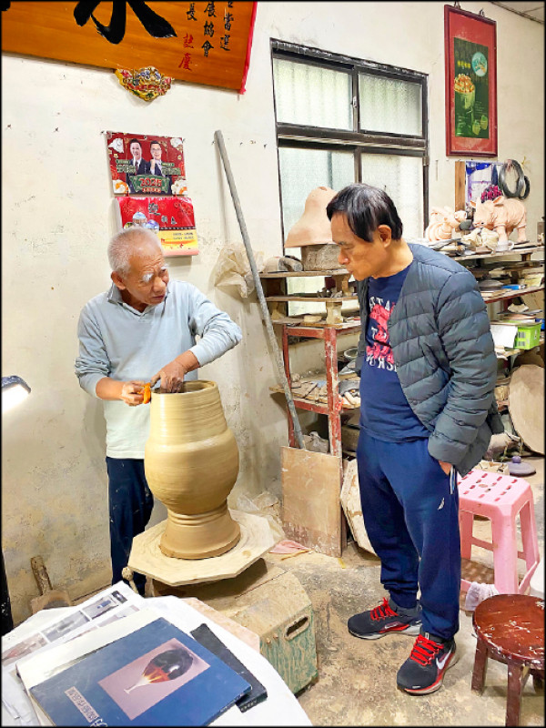 在王永田位於台中大坑的工作室，王永田（左）正在手拉胚塑形，施順冰和其一同討論研究。細看坯體（陶土），可見其胎厚。