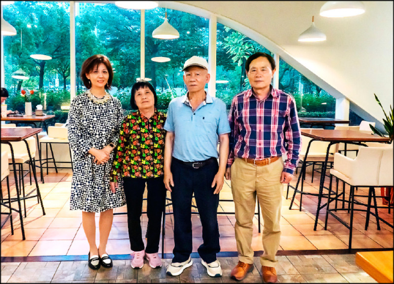 推動「台灣鈞紅研究計畫」的重要成員，由左而右為蔡明靜、梁阿蜜（王永田妻）、王永田、施順冰。（呂妍瑢攝）